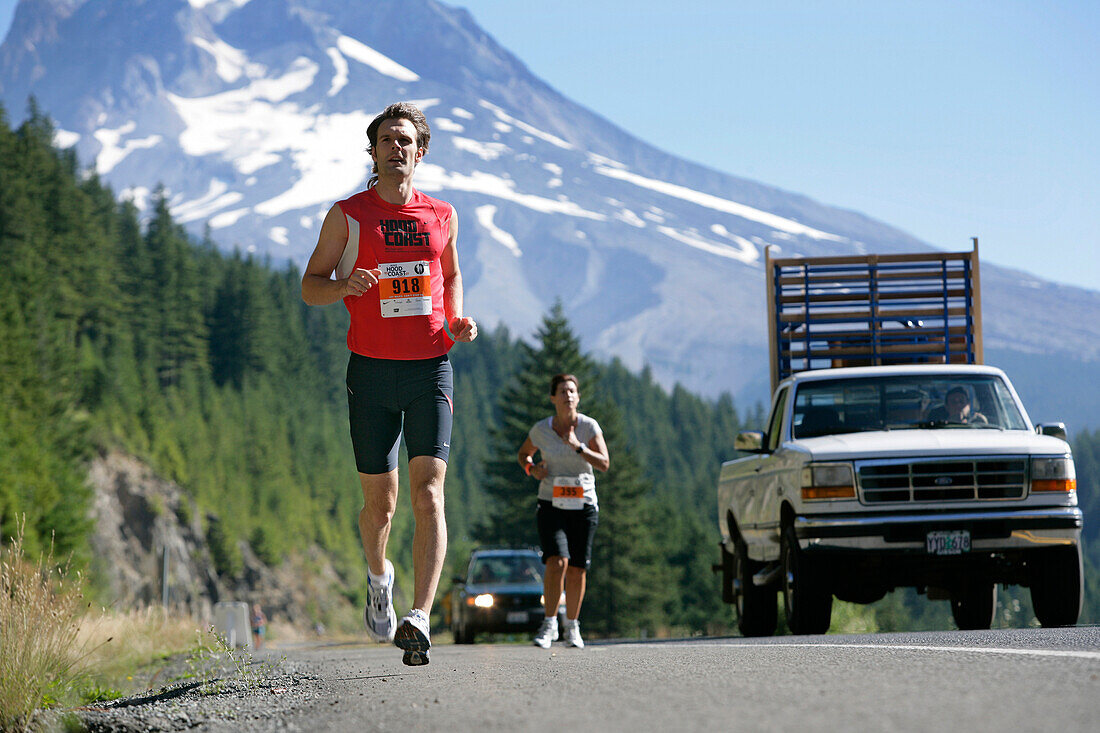 Läufer laufen entlang Highway 26, Rennen von Mount Hood zur Küste, Hood to Coast, Oregon, USA