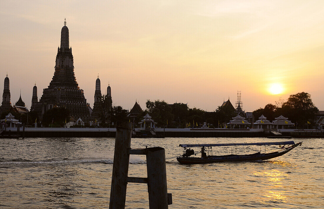 Wat Arun beim Sonnenuntergang, Tempel der Morgenröte, am westlichen Ufer des Chao Phraya Flusses, Bangkok, Thailand