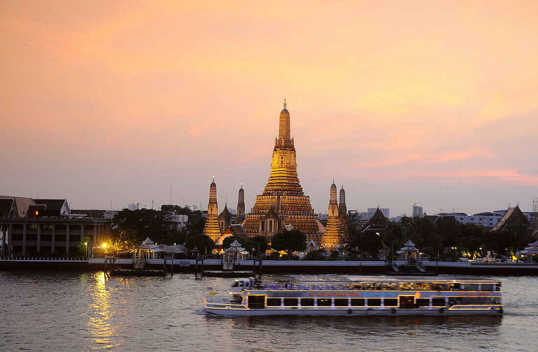 Wat Arun, Tempel der Morgenröte, am westlichen Ufer des Chao Phraya Flusses,Bangkok, Thailand