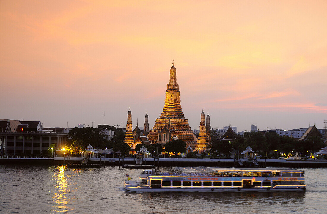 Wat Arun, Temple of the Dawn, on the west bank of the Chao Phraya River, Bangkok, Thailand