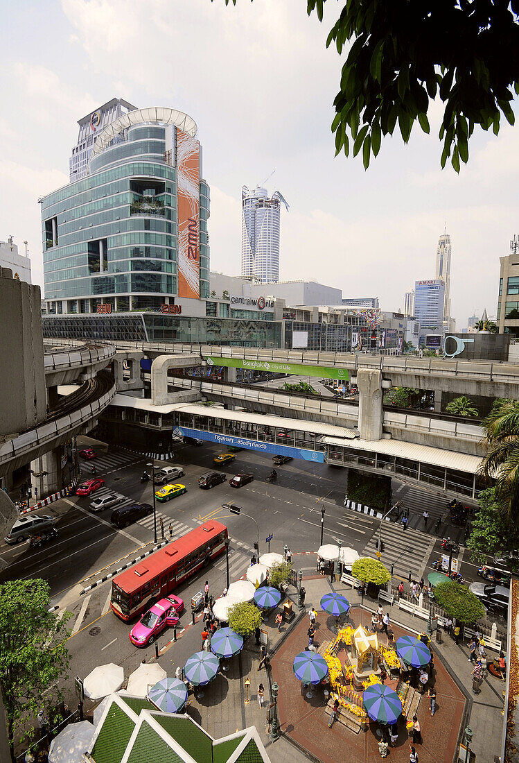 Erawan Schrein mit Skytrain, Hochbahn, Bangkok, Thailand
