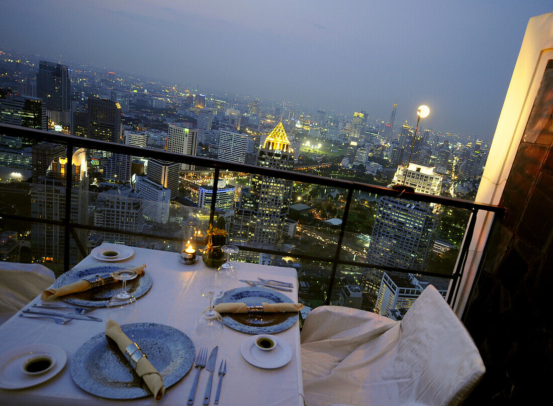 Restaurant mit Aussicht, Vertigo Restaurant in Sukhothai Hotel, Bangkok, Thailand