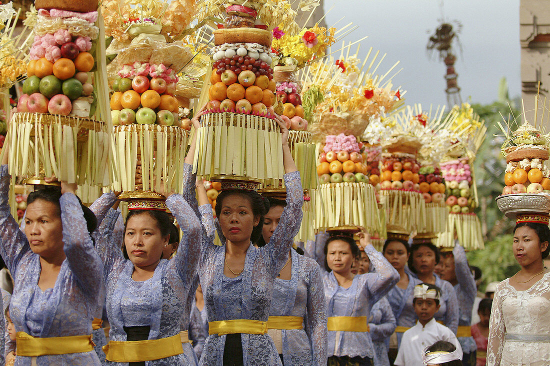 balinese women carrying offerings in a ceremony