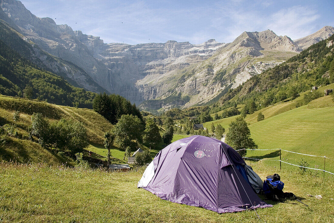 Tienda de campaña color violeta bajo el circo de Gavarnie. Parc National des Pyrénées. Francia.