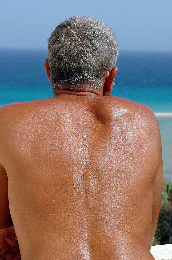 mer, Baby boomers, Back, Back view, Backs, Bare, Beach, Beaches, Color, Colour, Contemporary, Daytime
