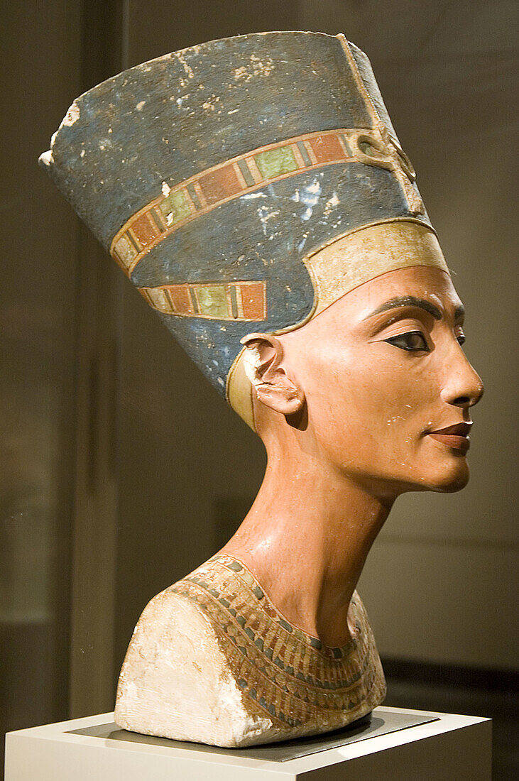 Bust of Queen Nefertiti. New Kingdom, 18th dynasty, Amarna era, around 1340 BC. Limestone and plaster, height 50 cm. Altes Museum. Berlin - Germany