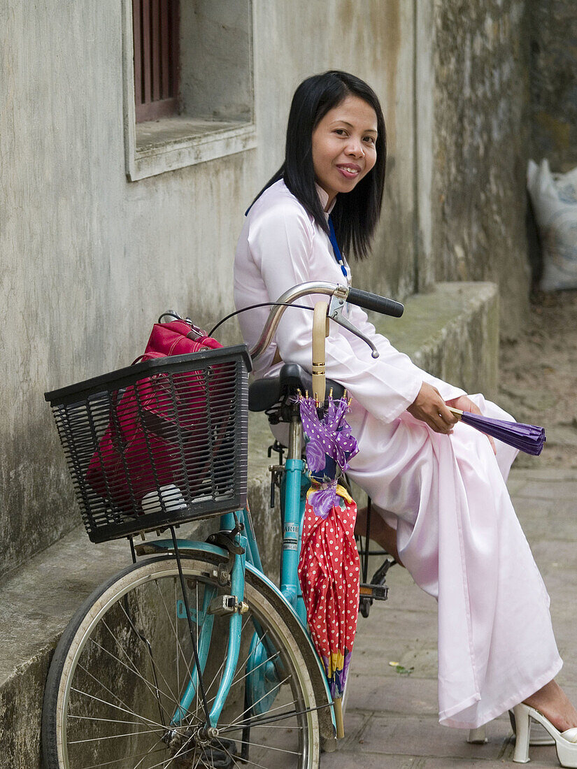 A vietnamese woman in traditional Ao Yai dress. Ninh Binh, Vietnam (may 2006)