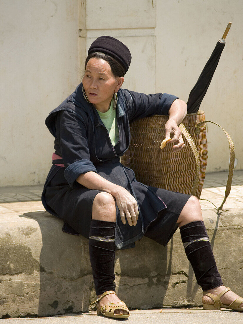 A Hmong woman with her basket. Sapa, Vietnam (april 2006)