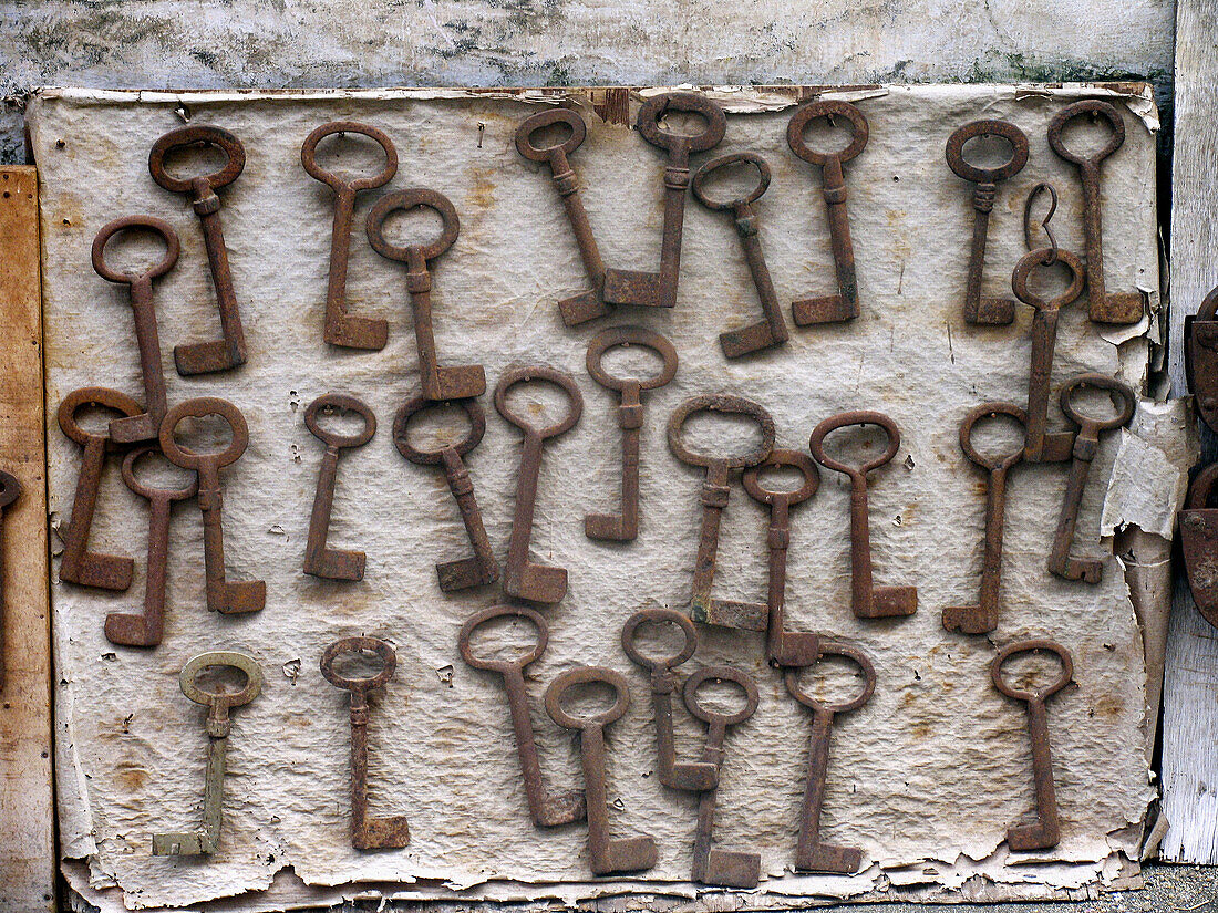 Ancient keys on a display board, outside a antique pieces seller shop near Cochin synagogue. Kochi (Cochin), Kerla, India.