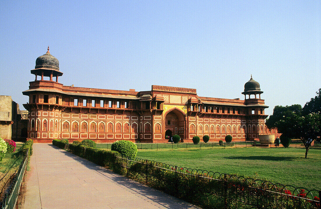 Jahangiri Mahal (Jehangirs Palace) in the Red Fort Agra. Built by Akbar in 1565 A.D. this structure is built entirely of red sandstone. Agra, Uttar Pradesh, India.