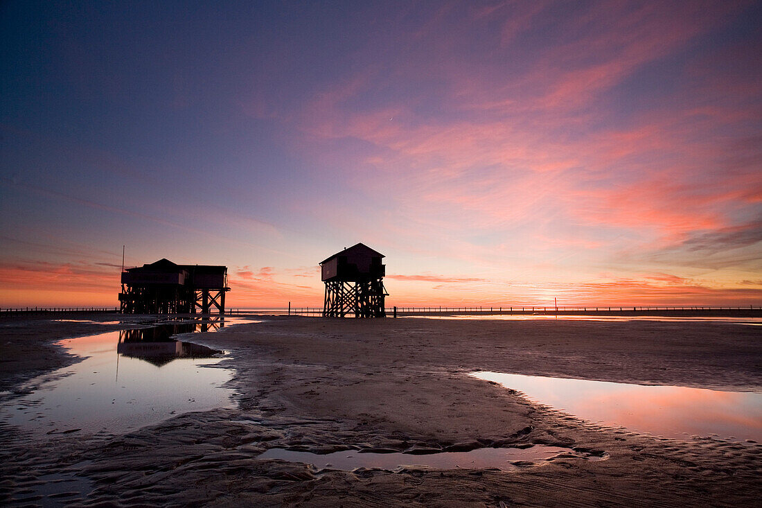 Pfahlbauten am Strand von St. Peter Ording, Schleswig-Holstein, Deutschland