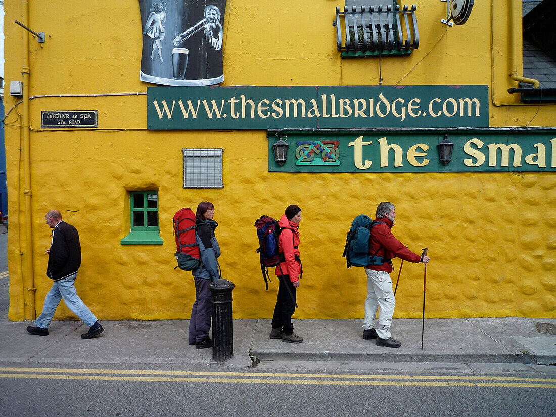 Dingle Way Wanderer vor Pub, Dingle, Dingle Peninsula, County Kerry, Irland, Europa