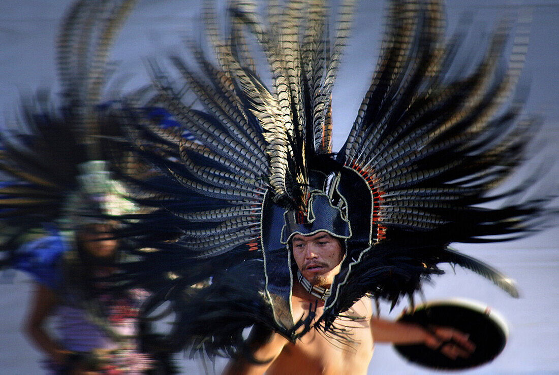 Indigena tanzt ein Conchero, aztekischer Traditionstanz, Mexiko Stadt, Mexiko