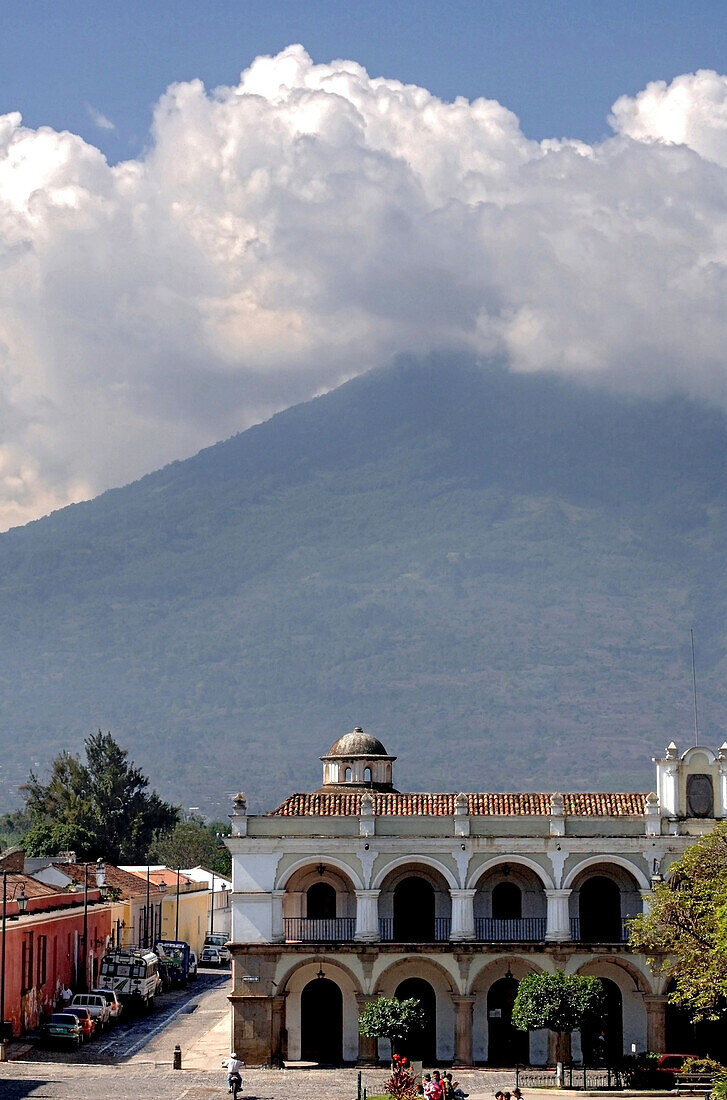 Blick über Parque Central auf Vulkan Agua, Antigua, Guatemala, Mittelamerika