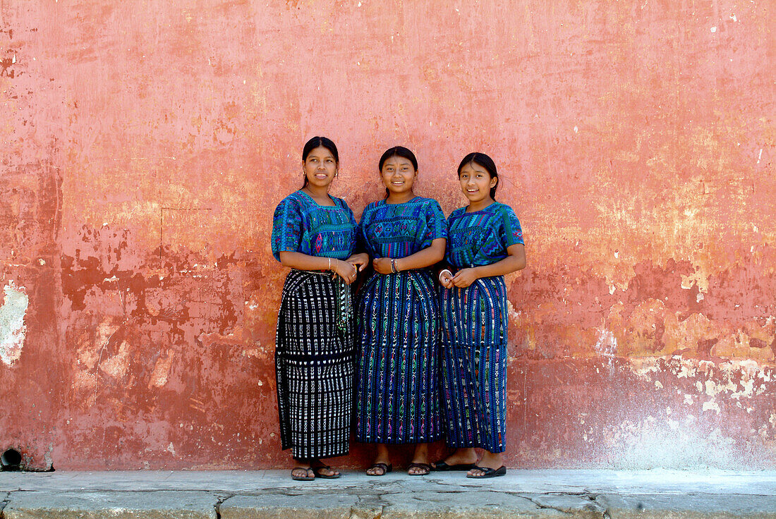 Trei Mayafrauen in traditionellen Farben, Antigua, Guatemala, Mittelamerika