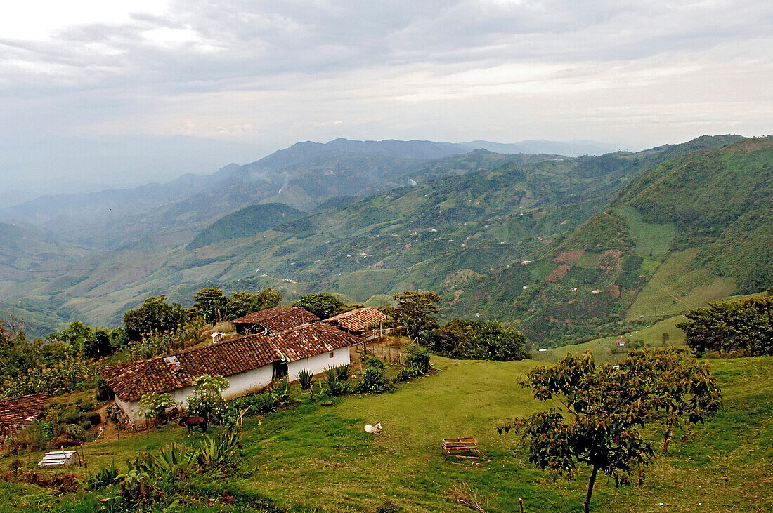 Hazienda im Bergland nördlich von Medellin, Kolumbien, Südamerika