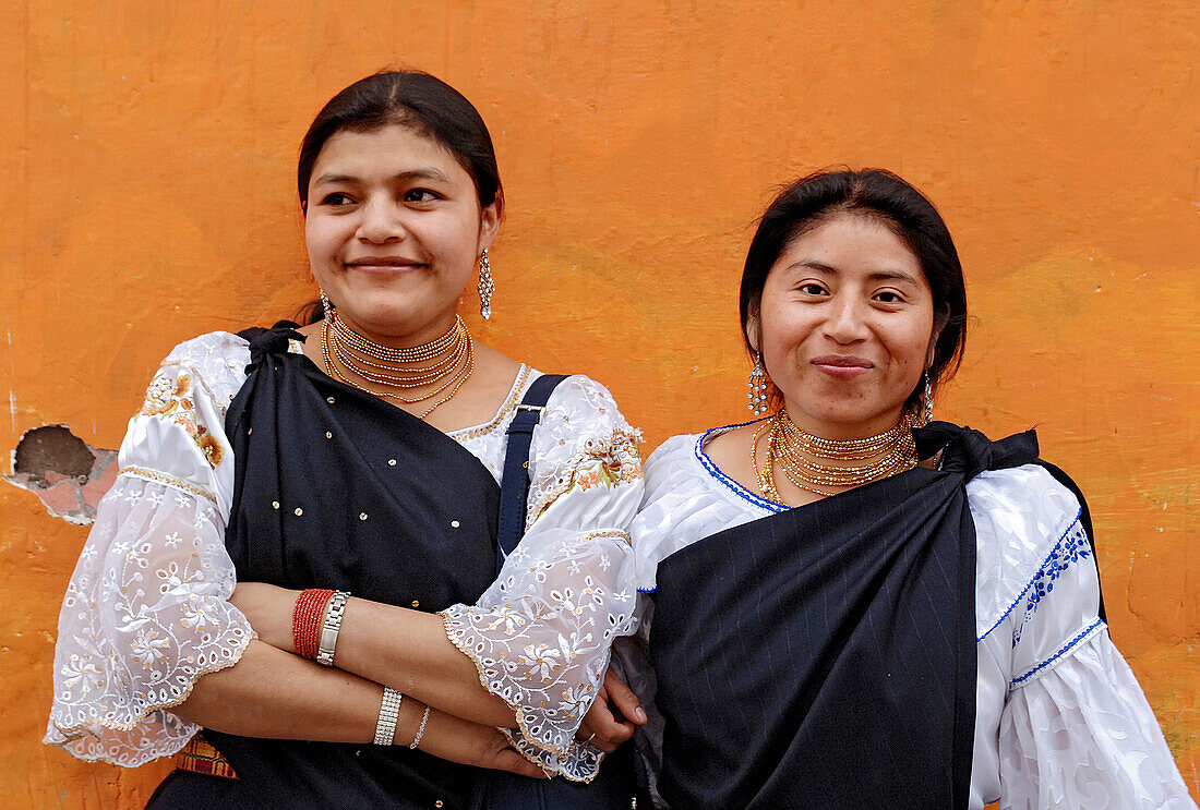 Indigene Marktfrauen in Otavalo, Ecuador, Südamerika