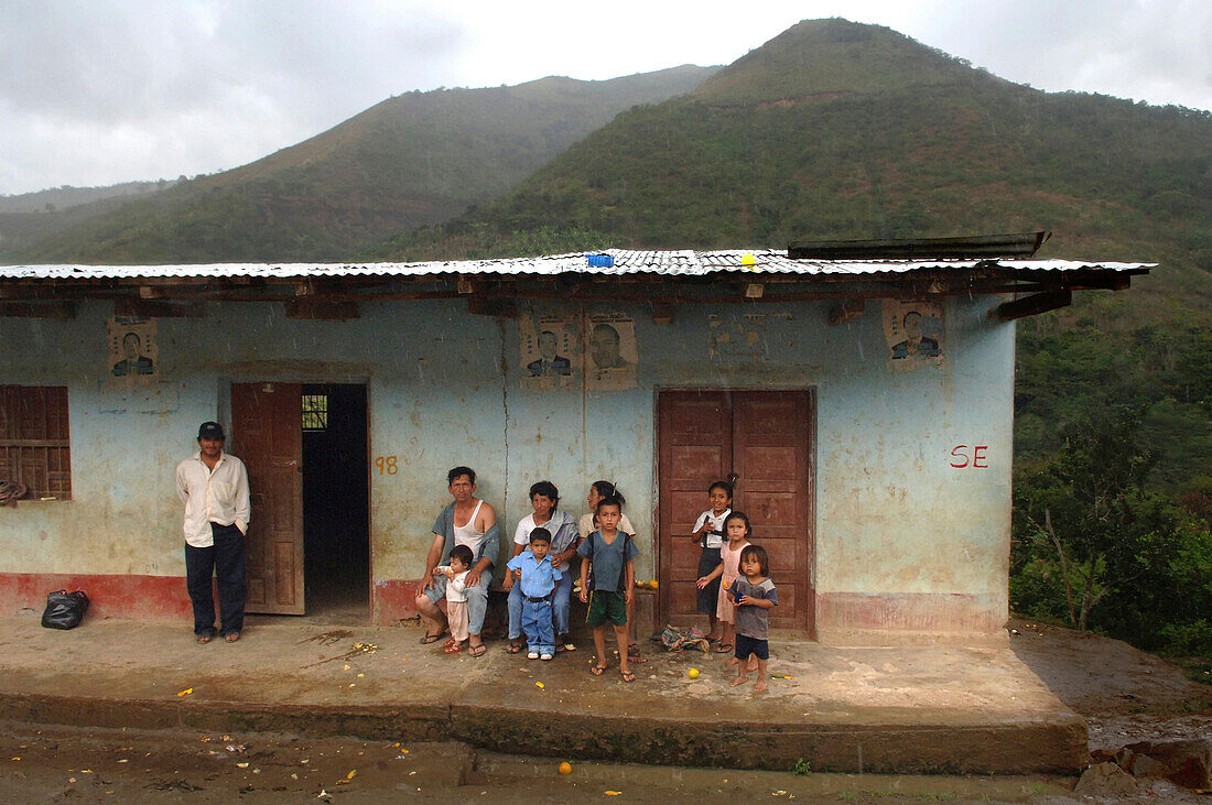 Familie vor Haus im Bergland um Zomba, Ecuador, Südamerika