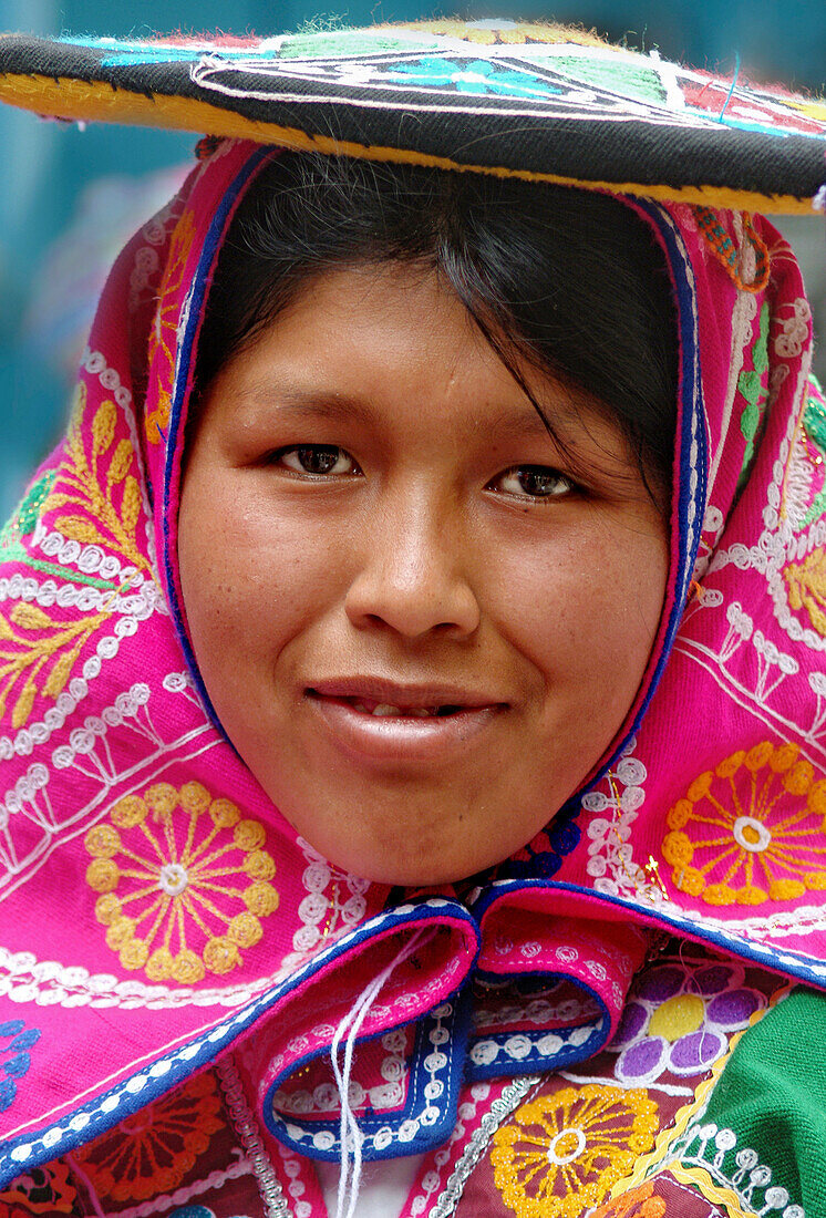 Inka Frau mit traditionellem Kopfschmuck in Aguas Calientes, Peru, Südamerika