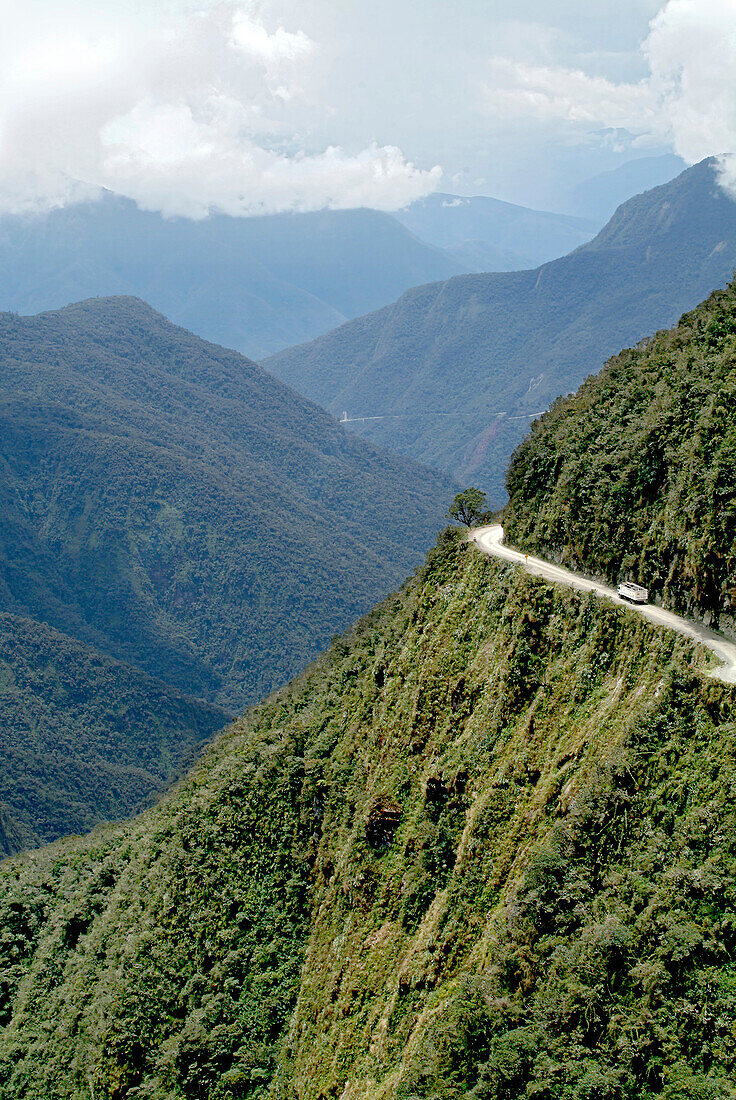 Die Yungas Straße, Die gefährlichste Straße der Welt in die Yungas, das Tiefland der Beni Region, Bolivien, Südamerika