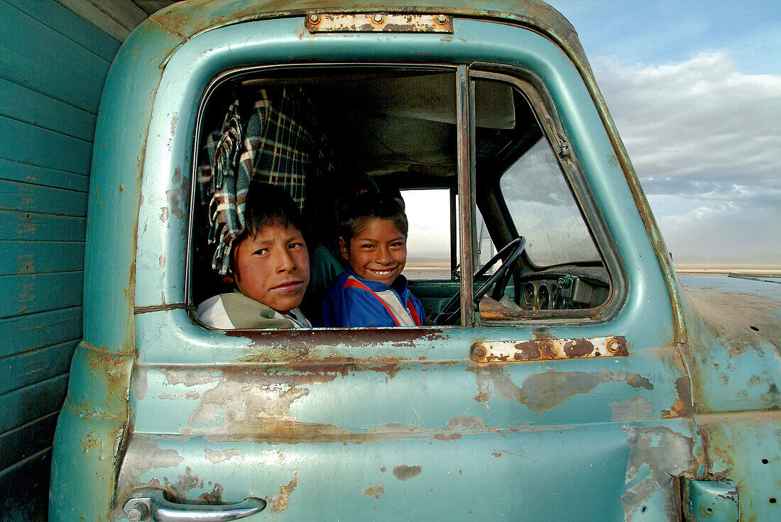 Indigne Kinder in einem Lastwagen auf dem Salzsee, Salar de Uyuni, Bolivien, Südamerika