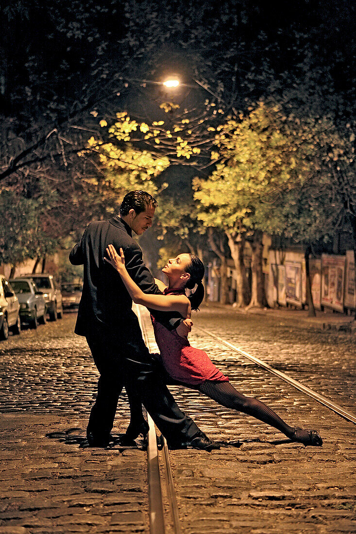 Tango tanzendes Paar im Stadtteil San Telmo, Buenos Aires, Argentinien, Südamerika