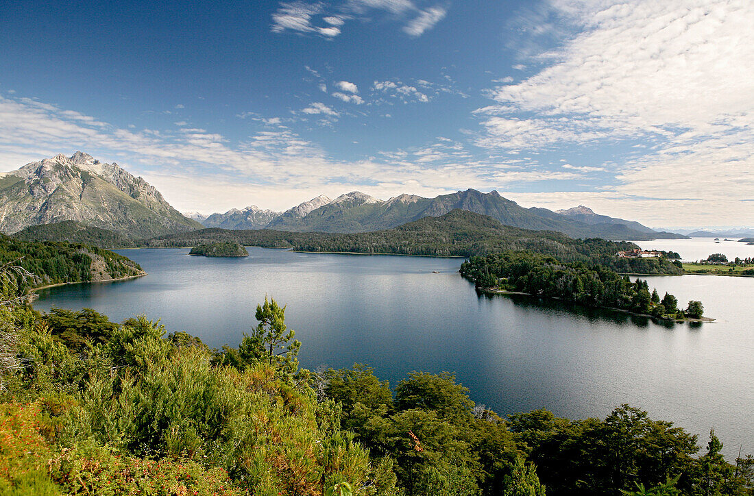 Blick über den Lago Nahuel Huapi zum Hotel LLao LLao, Patagonien, Argentinien, Südamerika