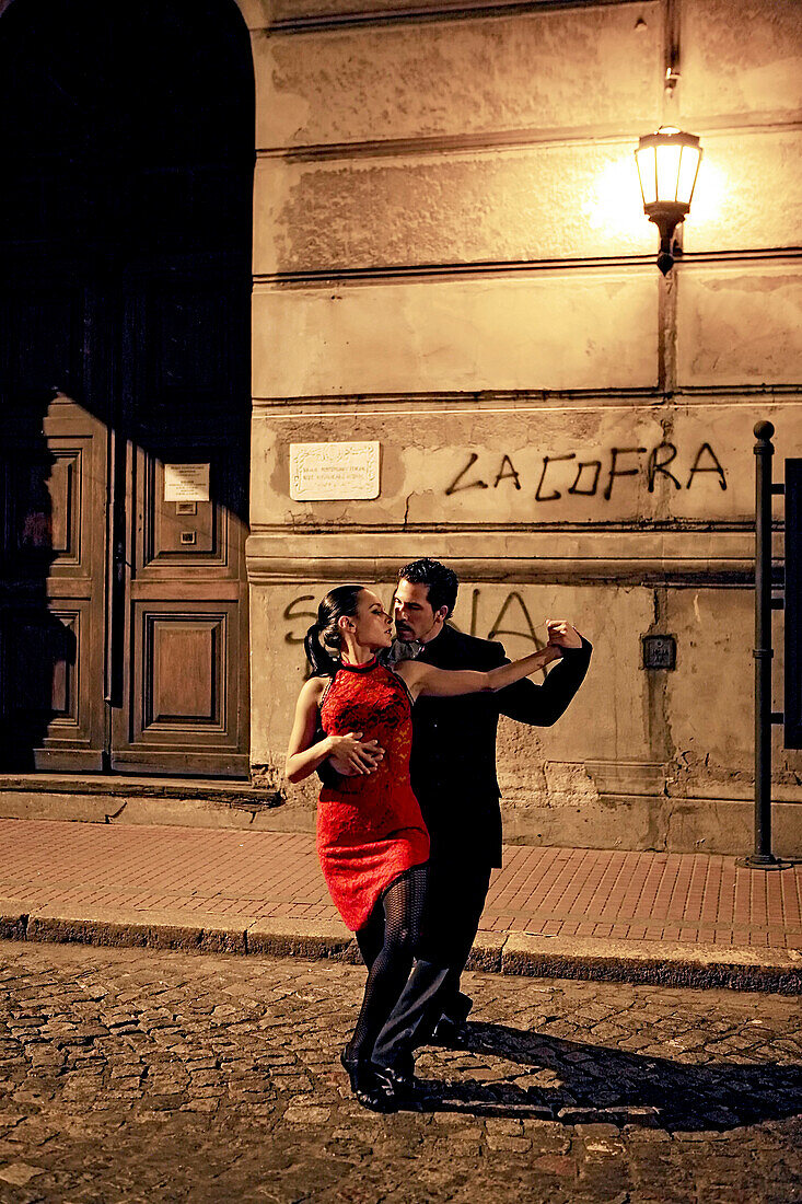 Young couple dancing the tango, San Telmo, Buenos Aires, Argentina, South America