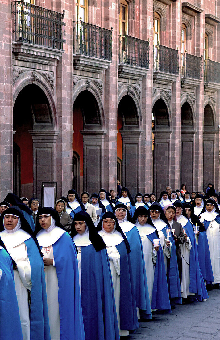Prozession of nuns at Jardin, San Miguel de Allende, Mexico