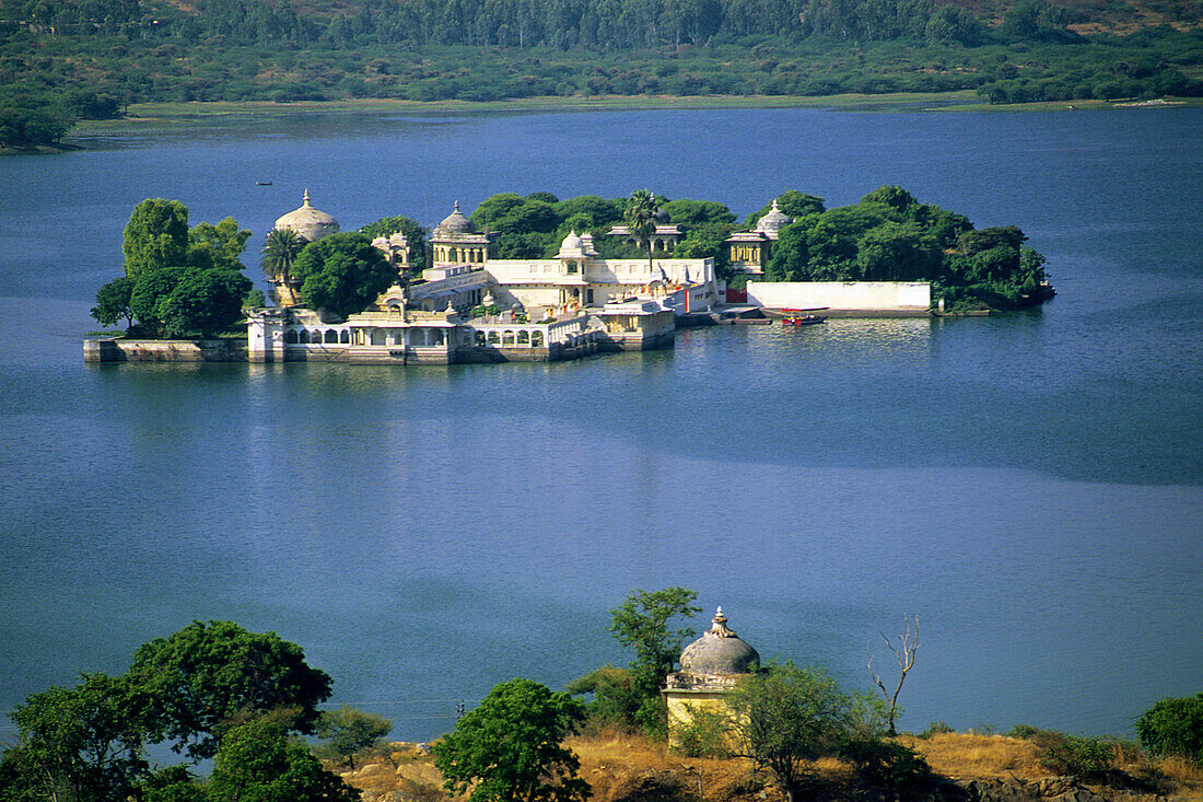 Jag Mandir palace on Pichola Lake. Udaipur. Rajasthan, India