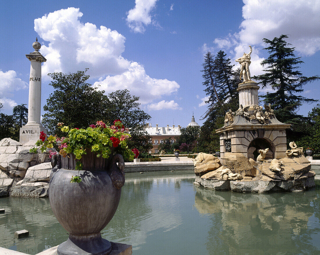 Hercules Fountain. Jardín del Parterre next to the Royal Palace. Aranjuez. Madrid province. Spain.