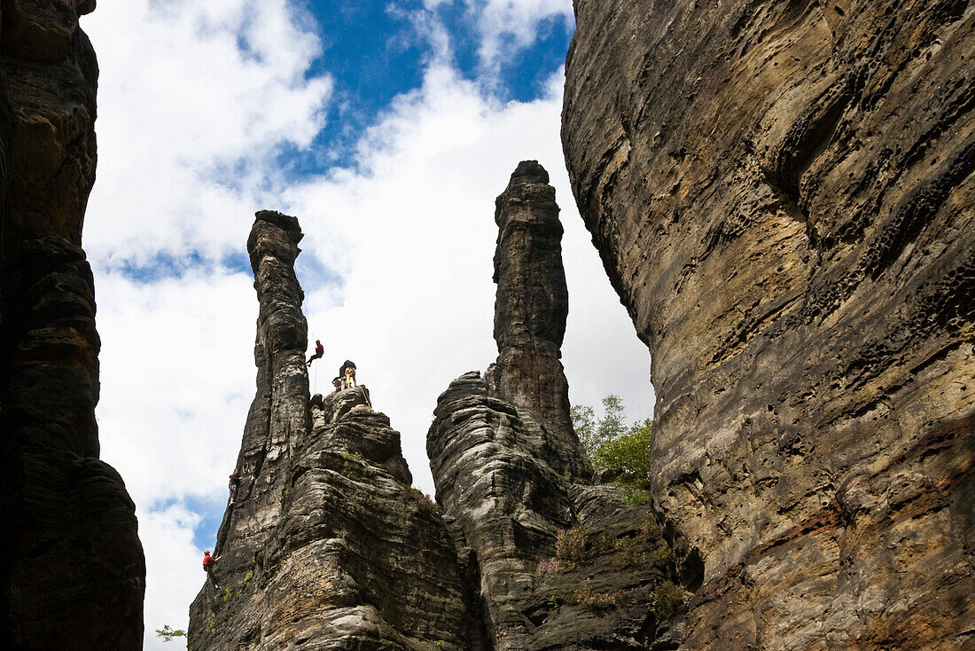 Kletterer an Kleiner und Großer Herkulessäule, Bielatal, Sächsische Schweiz, Sachsen, Deutschland