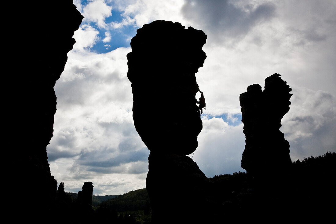 Kletterer am den Felsturm Grosse Herkulessäule, Bielatal, Elbsandstein, rechts die Kleine Herkulessäule, Sächsische Schweiz, Sachsen, Deutschland