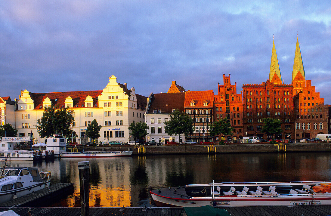 Häuser am Holstenhafen mit Marienkirche im Licht der Abendsonne, Lübeck, Schleswig Holstein, Deutschland, Europa