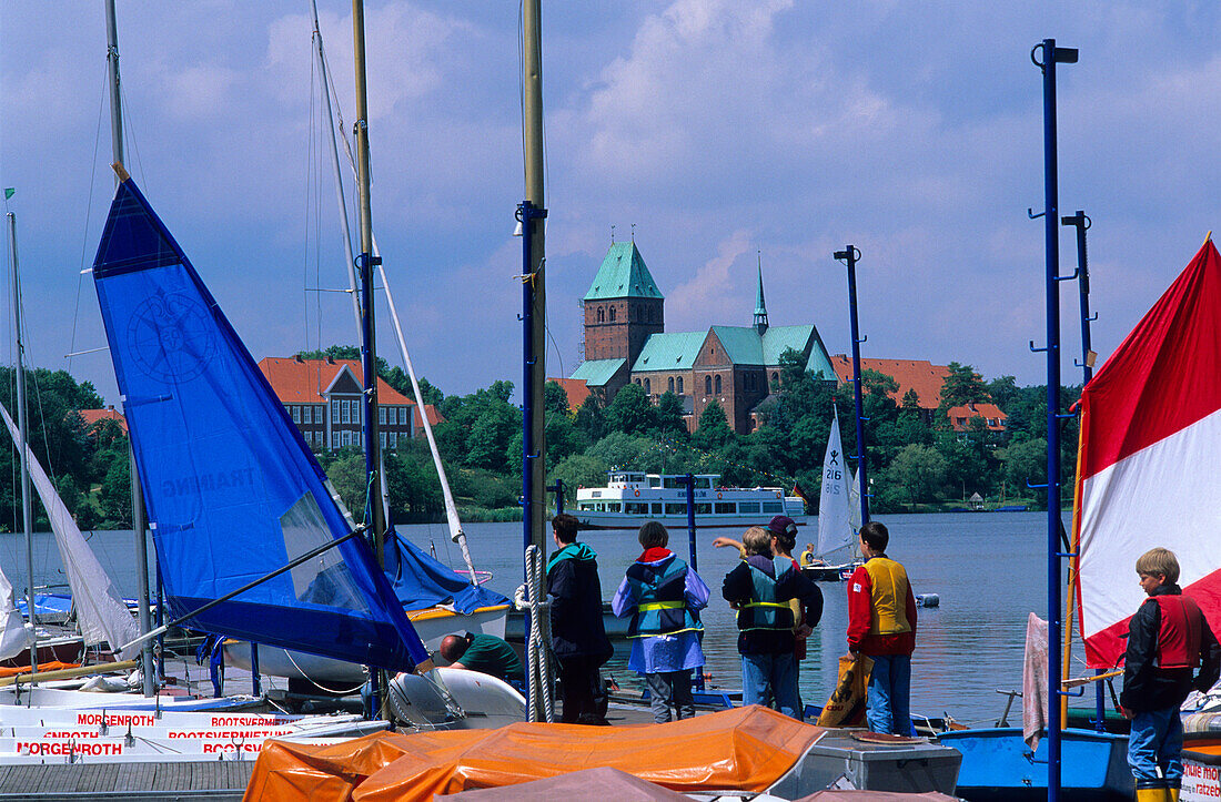 Menschen an einer Bootsanlegestelle vor dem Ratzeburger Dom, Ratzeburg, Schleswig-Holstein, Deutschland, Europa