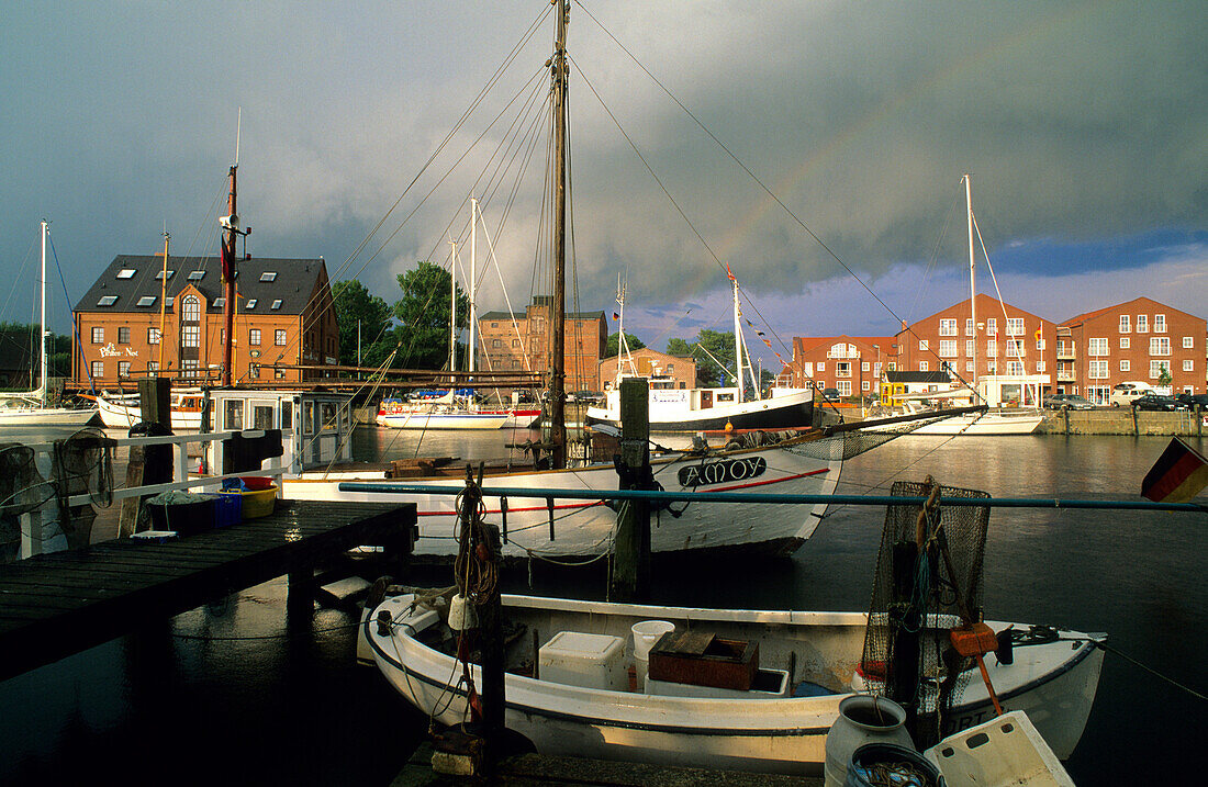 Boote im Hafen von Orth unter grauen Wolken, Insel Fehmarn, Schleswig-Holstein, Deutschland, Europa