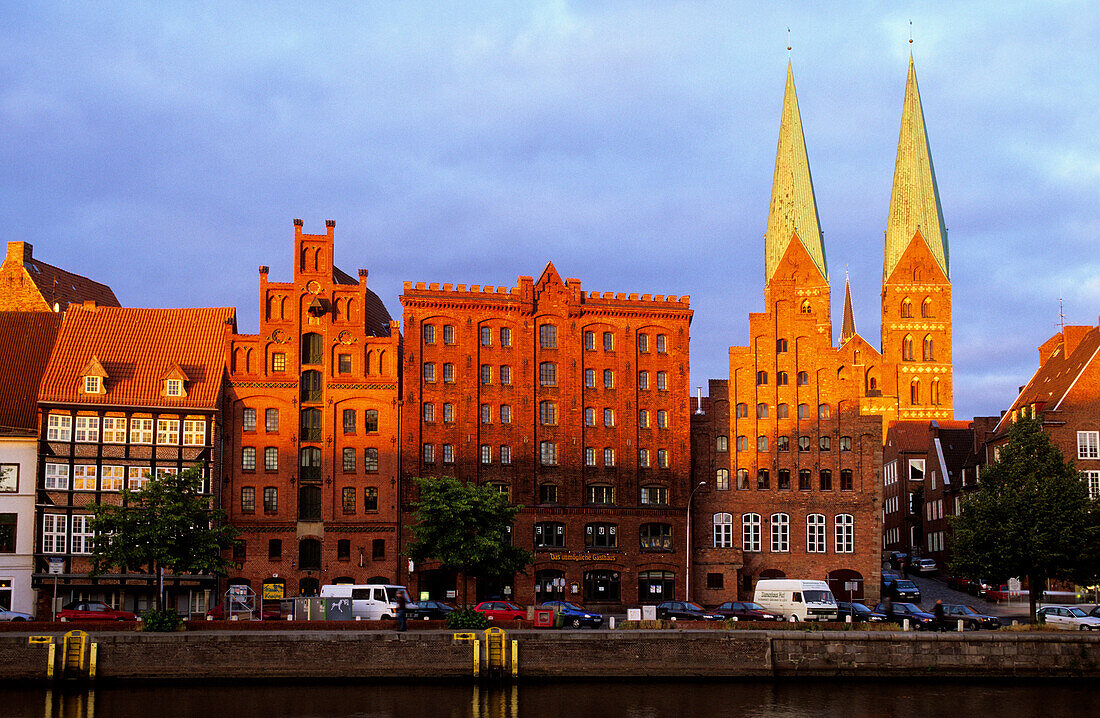 Der Holstenhafen an der Untertrave mit Marienkirche am Abend, Lübeck, Schleswig Holstein, Deutschland, Europa