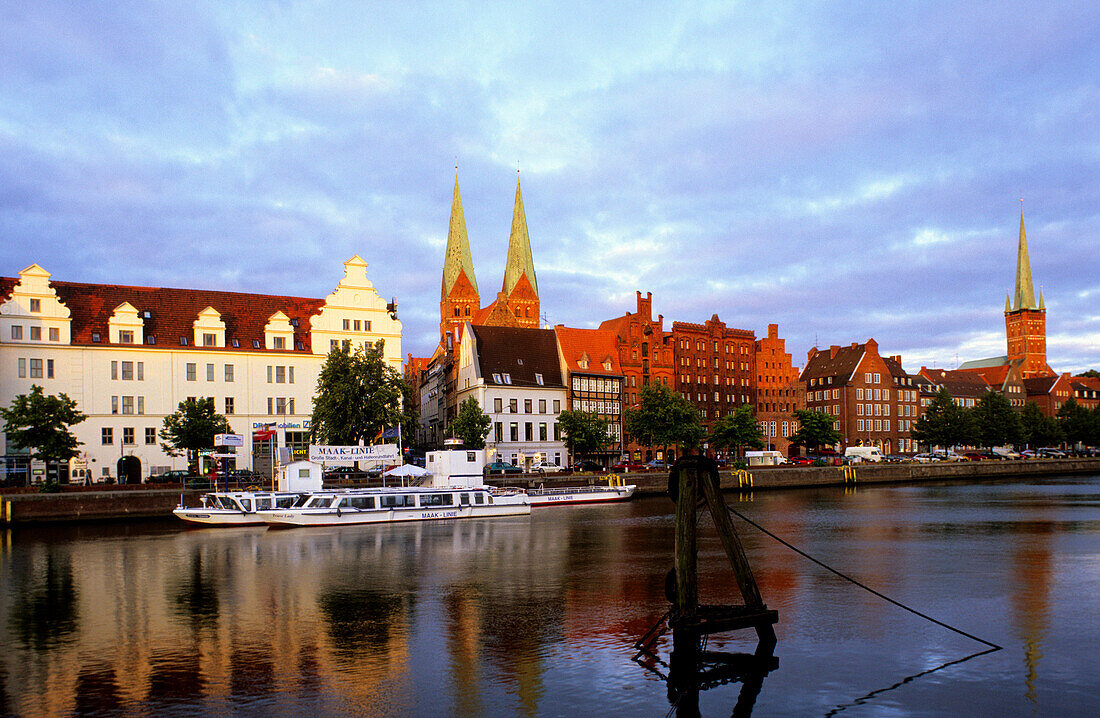 The Holstenhafen on the river Untertrave with St. Mary's church in the evening, Luebeck, Schleswig Holstein, Germany, Europe