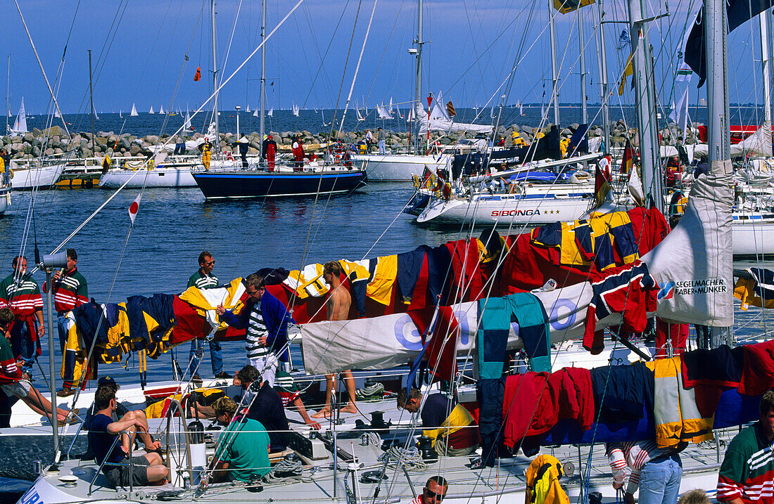 Menschen auf Booten im Sonnenlicht, Jachthafen während der Kieler Woche, Kiel, Schleswig-Holstein, Deutschland, Europa