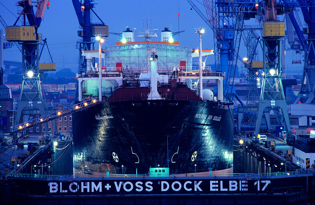 Europa, Deutschland, Hamburg, Trockendock der Blohm & Voss Werft, Dock Elbe 17