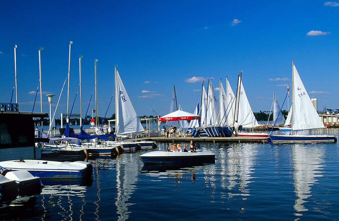 Europa, Deutschland, Hamburg, Freizeitvergnügen an der Alster, Menschen beim Segeln