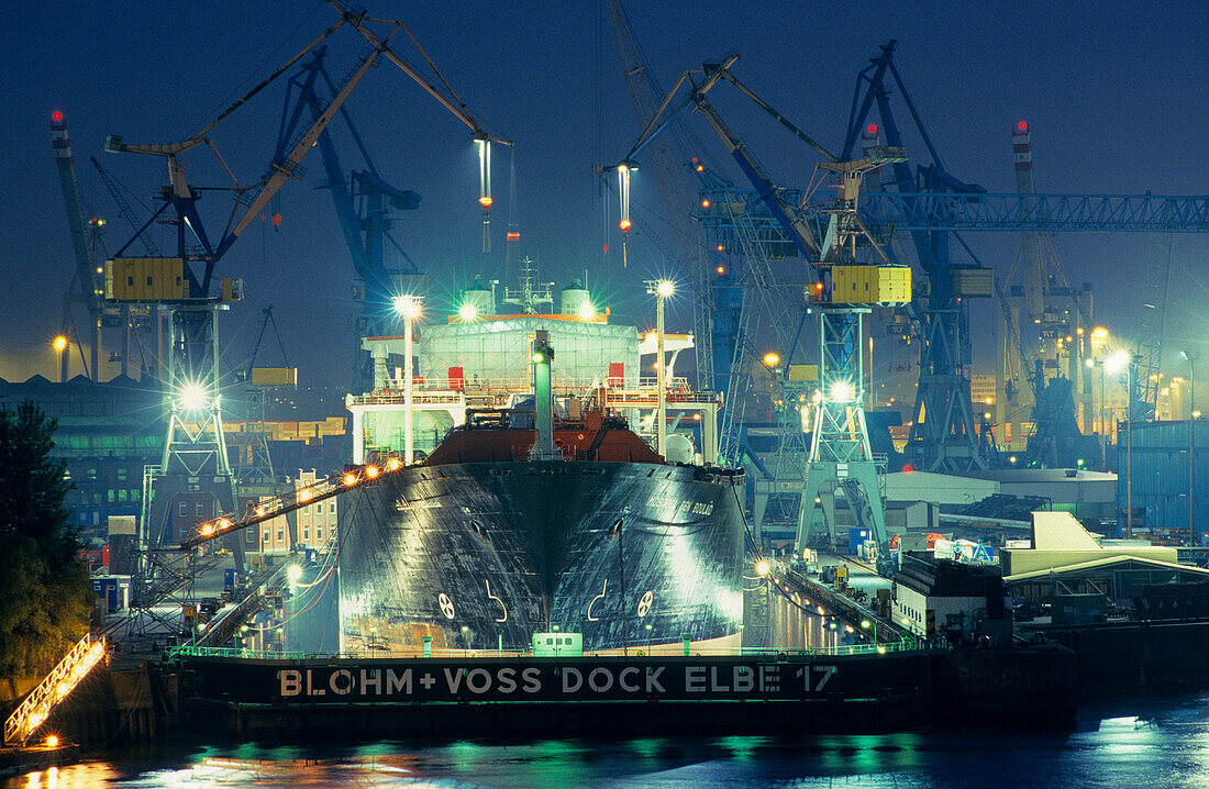 Europa, Deutschland, Hamburg, Trockendock der Blohm & Voss Werft, Dock Elbe 17