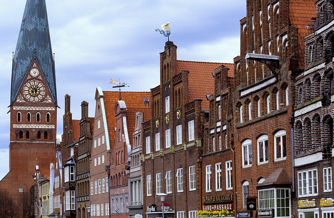 St. Johannis Kirche und Giebelhäuser, Lüneburg, Niedersachsen, Deutschland