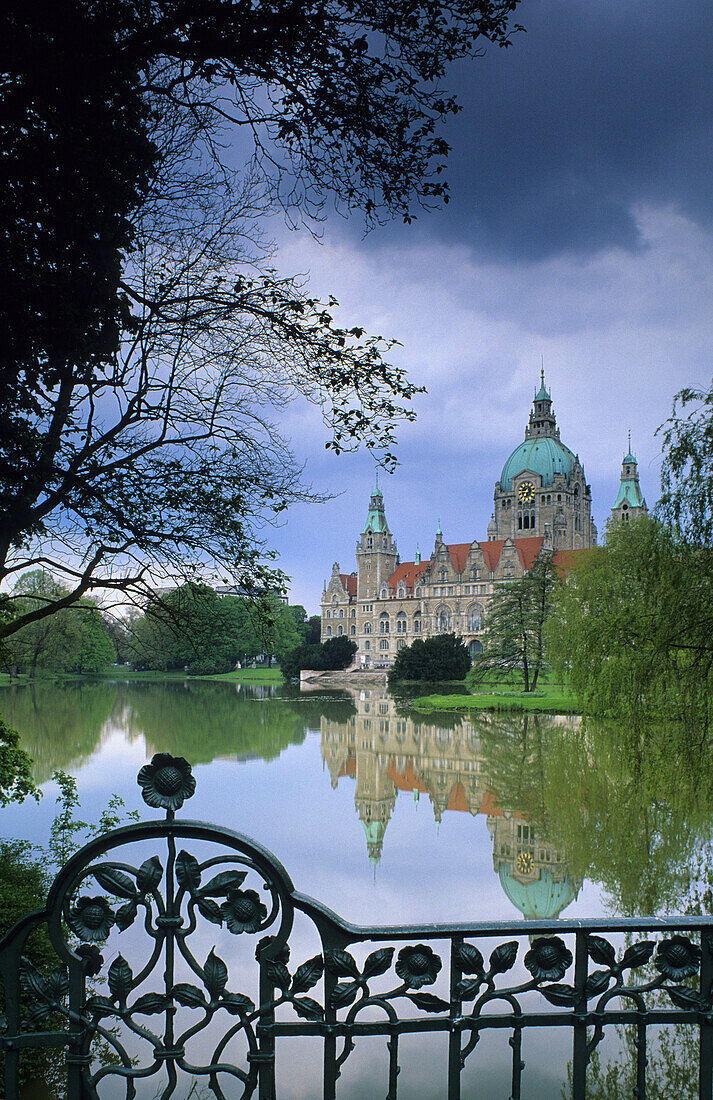 View over lake Maschsee to city hall, Hanover, Lower Saxony, Germany