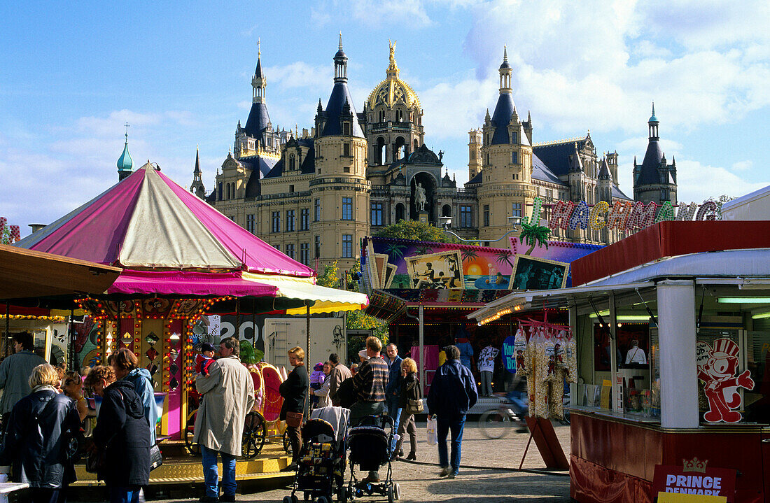 Europa, Deutschland, Mecklenburg-Vorpommern, Schwerin, Jahrmarkt vor dem Schweriner Schloss