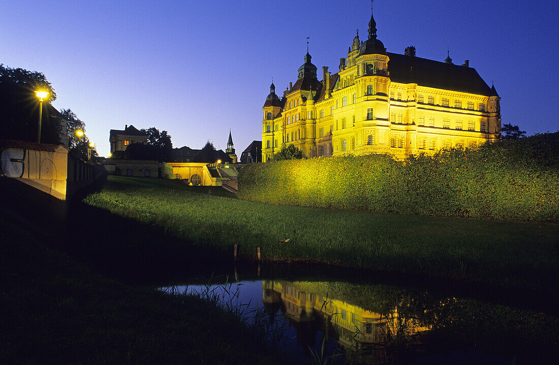 Schloss Güstrow bei Nacht, Güstrow, Mecklenburg-Vorpommern, Deutschland