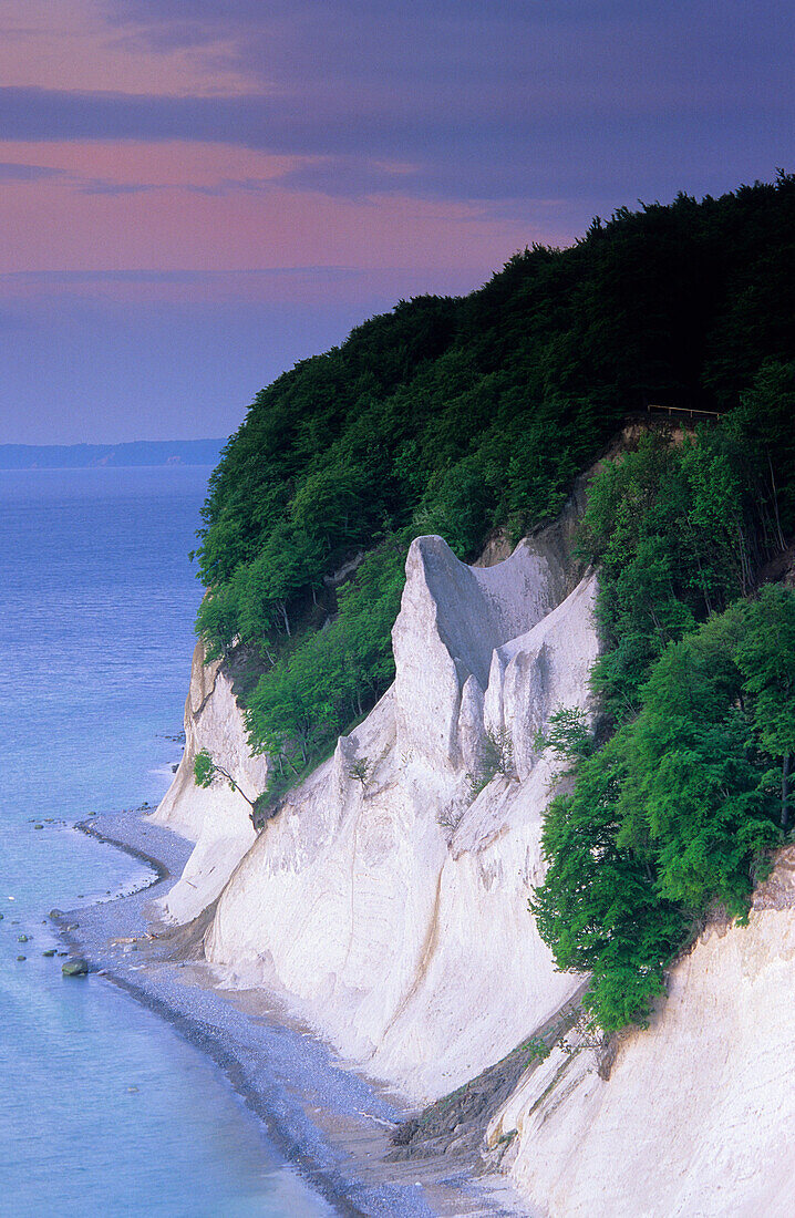 Europa, Deutschland, Mecklenburg-Vorpommern, Insel Rügen, Wissower Klinken, Kreidefelsen im Nationalpark Jasmund, am 24. Februar 2005 rutschten die beiden bis zu 20 Meter hohen Hauptzinnen ins Meer