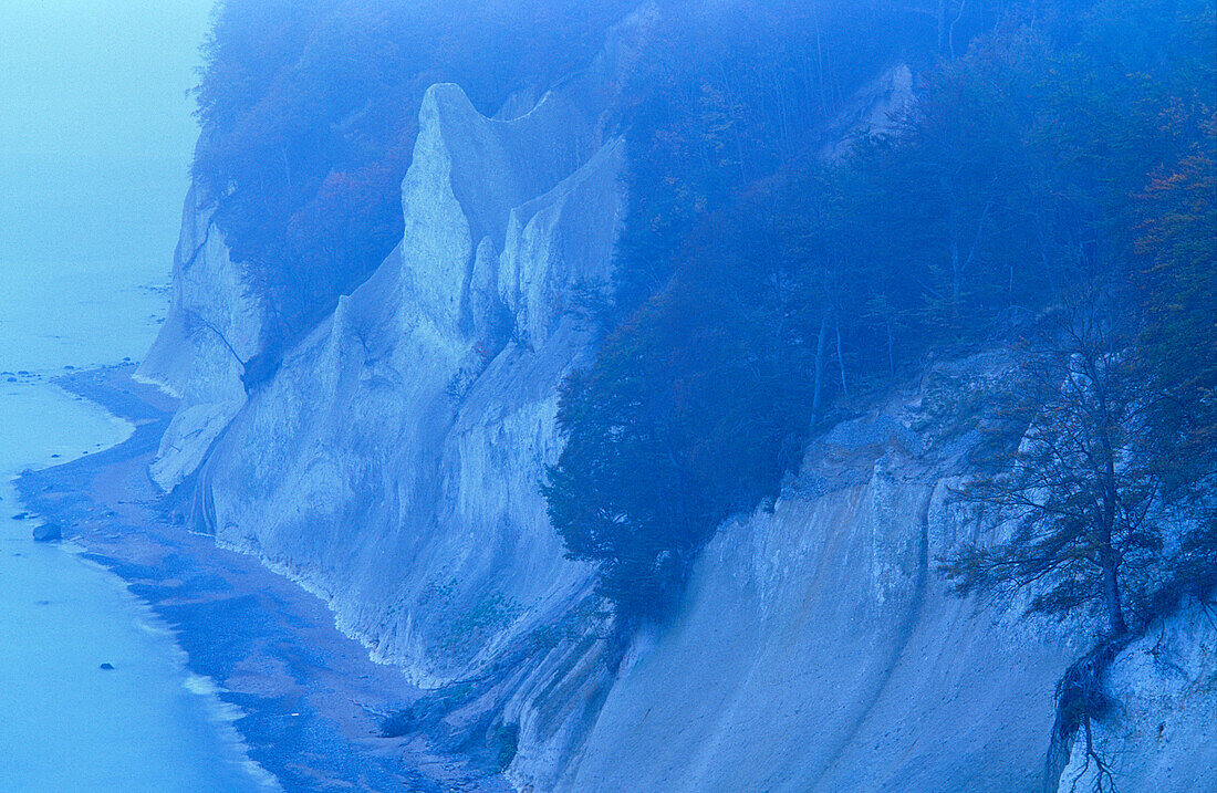 Europa, Deutschland, Mecklenburg-Vorpommern, Insel Rügen, Wissower Klinken, Kreidefelsen im Nationalpark Jasmund, am 24. Februar 2005 rutschten die beiden bis zu 20 Meter hohen Hauptzinnen ins Meer