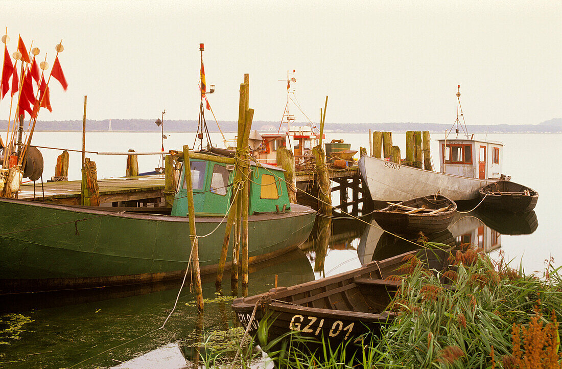 Europa, Deutschland, Mecklenburg-Vorpommern, Insel Rügen, Fischerboote in Gross Zicker