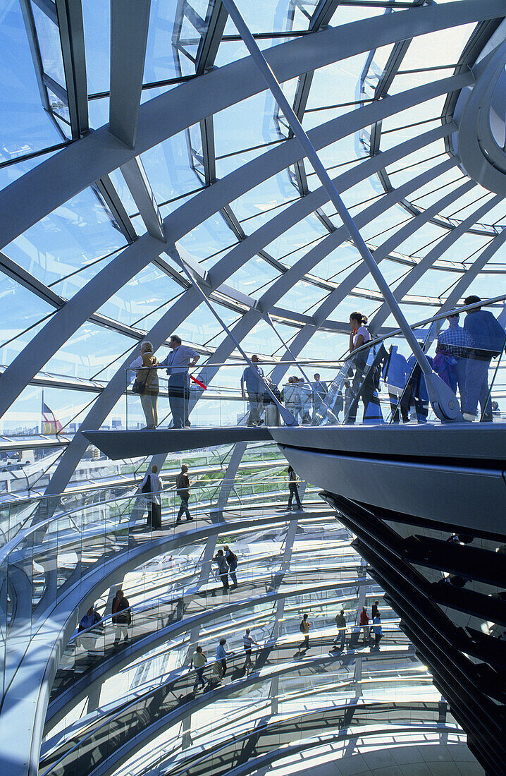 Besucher besichtigen Reichstagskuppel, Berlin, Deutschland